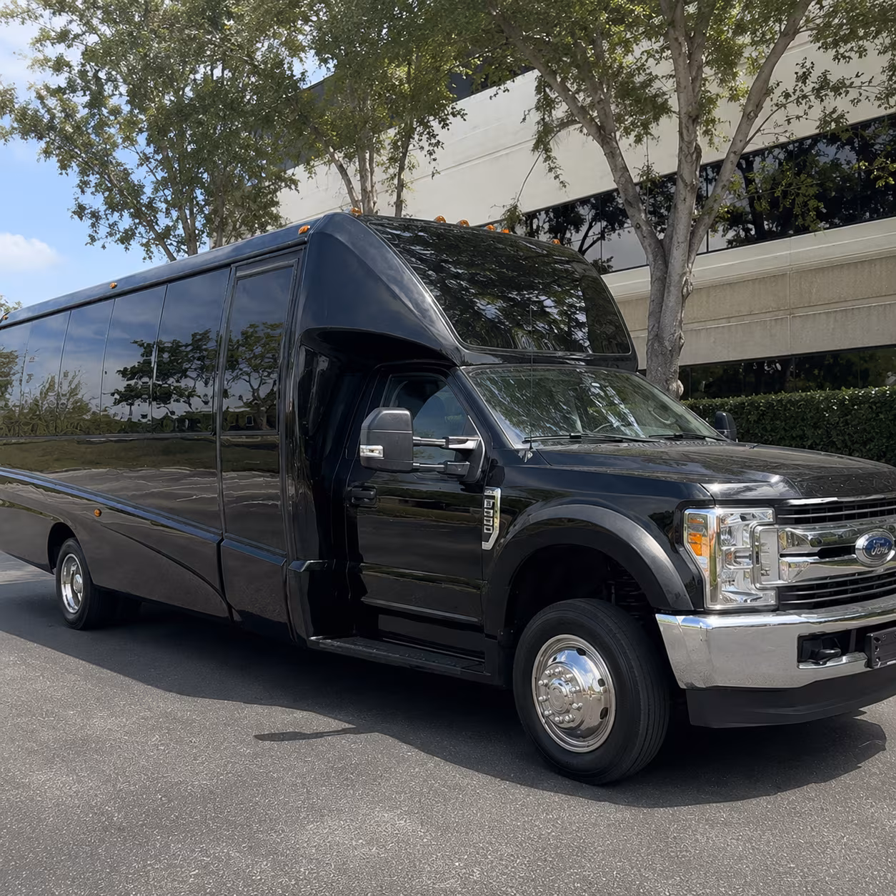 Overland Park Winery Tour & Pub Crawl Transportation party bus exterior